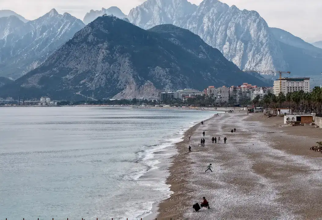 Antalya’da Karlı Dağ Manzarasında Sahil Keyfi 3